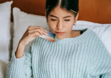 women with credit card SOURCE: Pexels